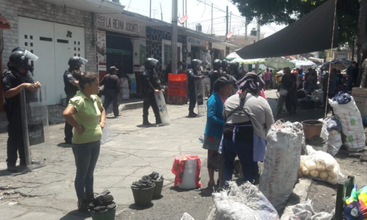 Policías persuaden a tianguistas de vender en Atlixco