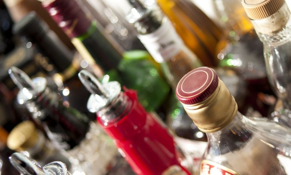 Mueren dos personas en Tochtepec por consumir alcohol adulterado