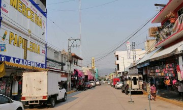 Comercios de Acatlán ven imposible resguardo por economía