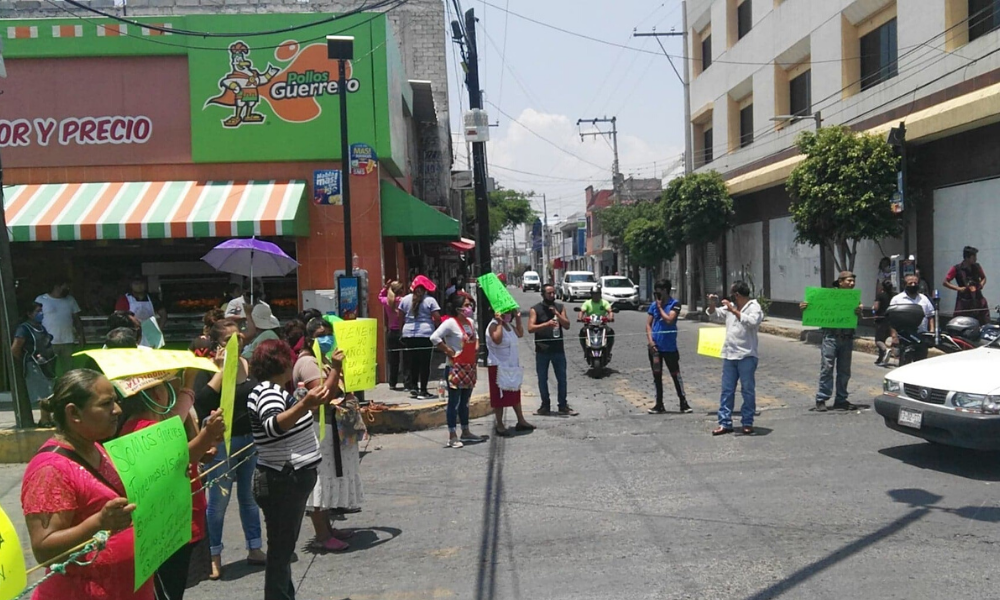 Locatarios y colonos cierran vialidades en Tehuacán