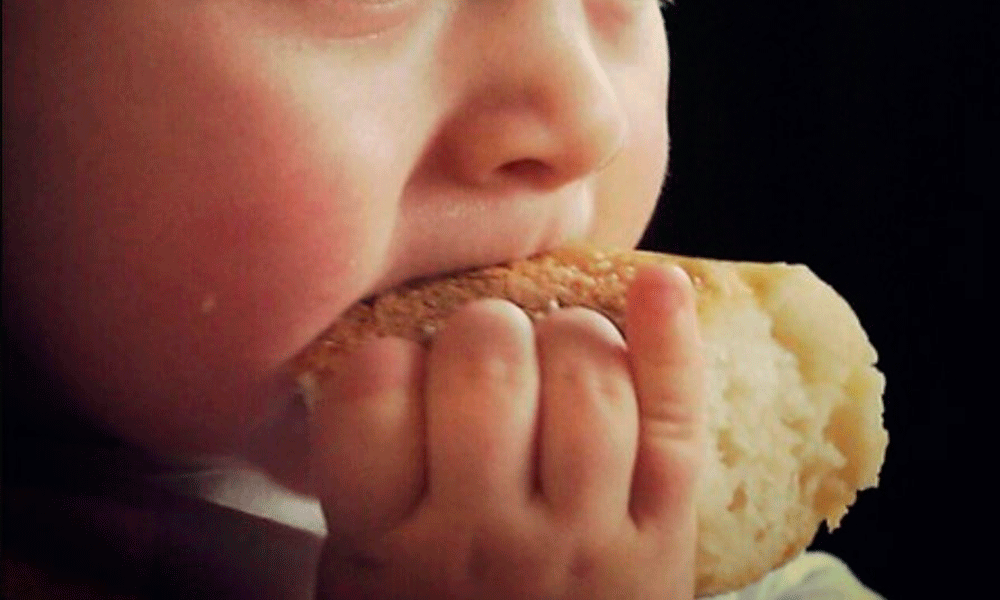 Por descuido, dos niños comen pan envenenado