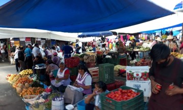 Tianguistas en Atlixco ganan terreno en su regreso a las calles