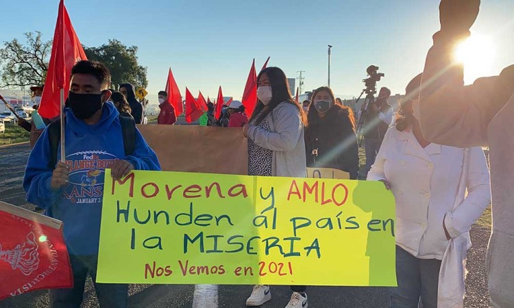 López Obrador huye de manifestantes en Hidalgo
