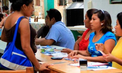 Familias denuncian que escuela en Hueyatzacoalco cobra $1,500 de cuota escolar