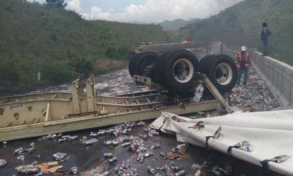 Vuelca tractocamión con cerveza en la autopista Puebla-Orizaba