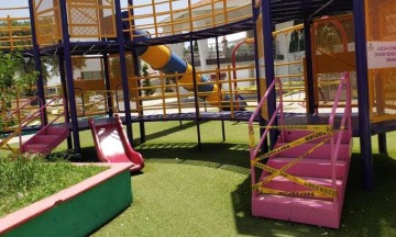 Los trabajadores del DIF municipal acordonaron nuevamente los parques infantiles para evitar más contagios.