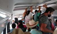 A pesar de la pandemia, microbuses de Huachinango operan con sobrecupo de pasajeros… ¡Muchos van sin cubrebocas!