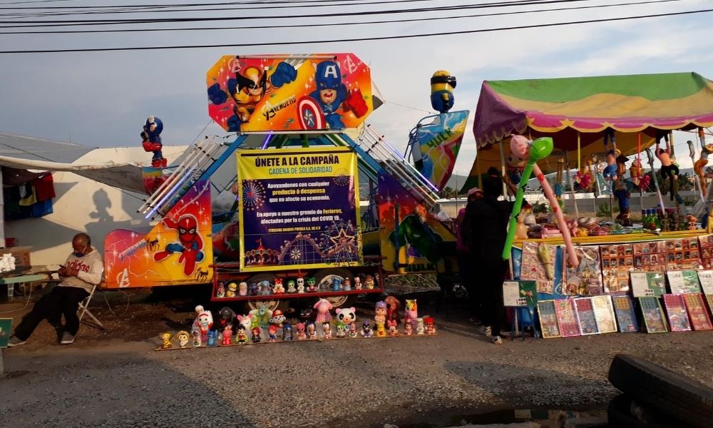 Sus locales ambulantes ofrecen alcancías pintadas y decoradas por ellos mismo, juguetes, peluches y juegos de mesa.