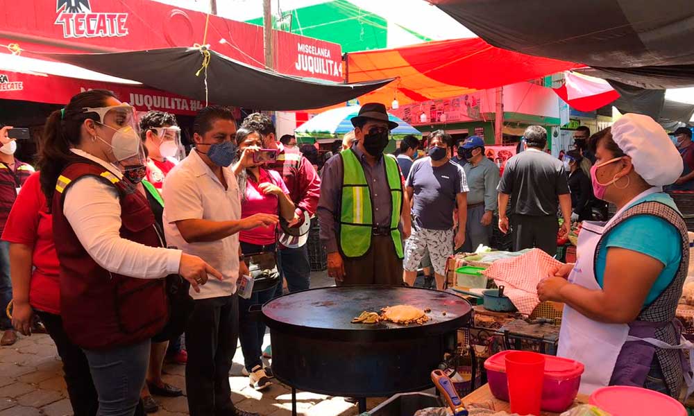 Clausuran puestos en mercado de Tehuacán, vendían sin cubrebocas y con basura en las calles