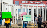 Bloquean padres de Familia Bachillerato Basave en Cholula, acusan cobro de cuotas