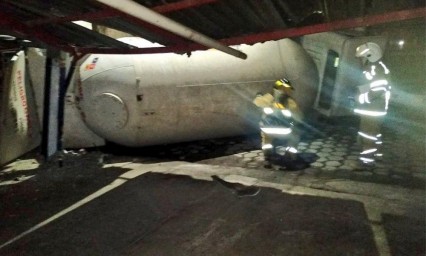 Choca y vuelca pipa de gas en el barrio de &ldquo;El Campo&rdquo;