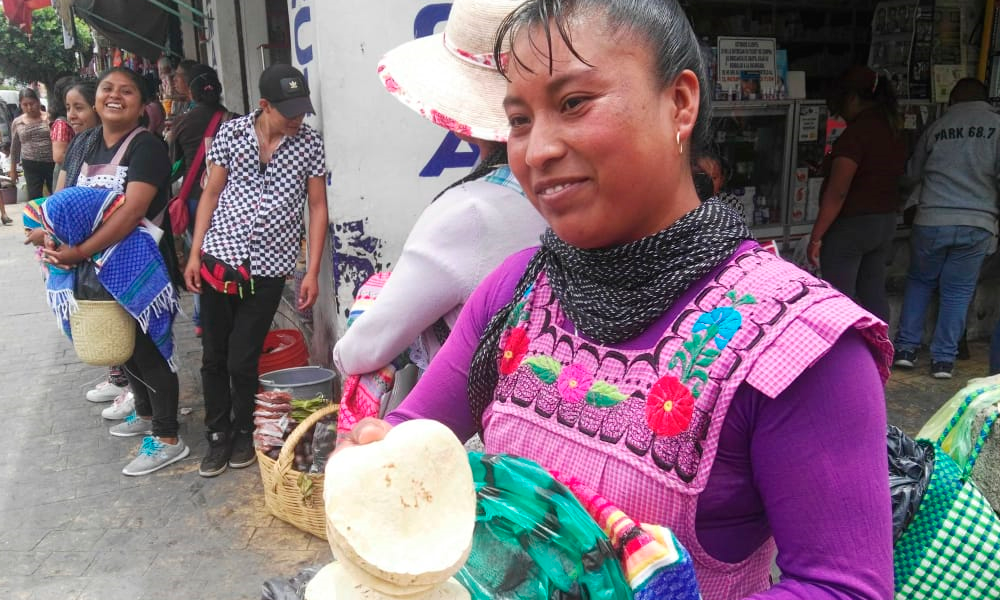 Realizarán documental de mujeres tortilleras de Santa María Coapan