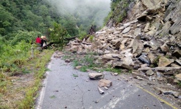 Elementos de Protección Civil iniciaron los trabajos de la apertura del camino.