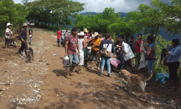 Habitantes de Tepatlán habilitan vialidad tras derrumbe de camino