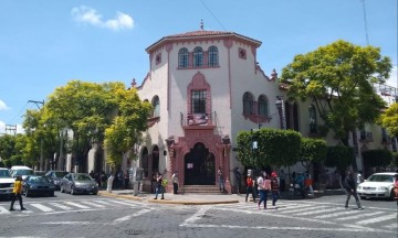 Al menos 30 trabajadores fueron despedidos, por lo que esperan ser liquidados por la administración.