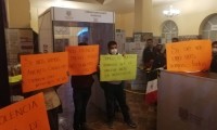 Baja de directora de Ingresos en Tehuacán causa toma de edificio y renuncia de 26 trabajadores