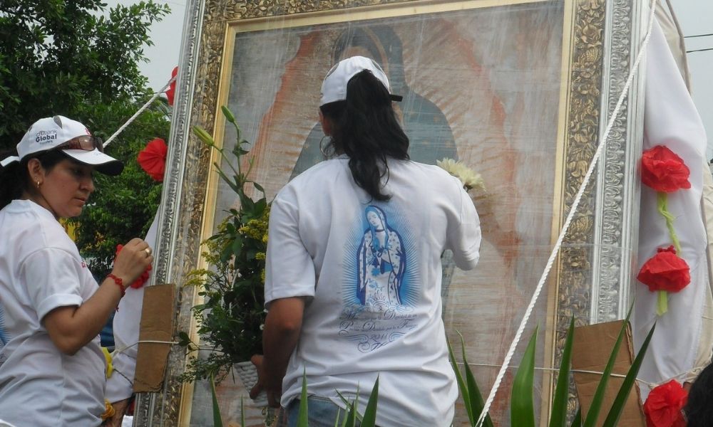 La Virgen Peregrina era recibida por muchas personas.