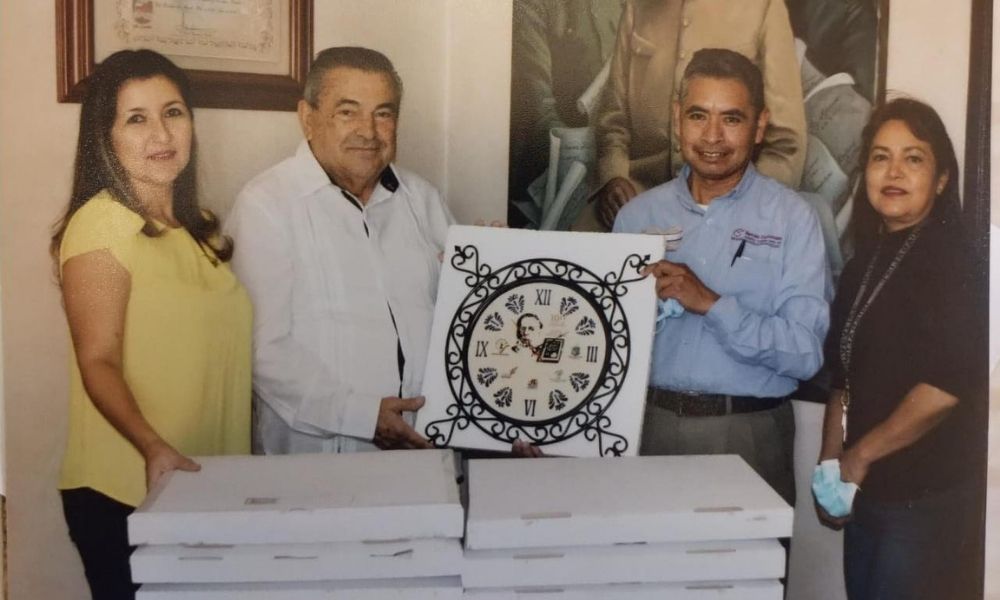 La Asociación Nacional Venustiano Carranza ordenó la fabricación de 100 relojes.