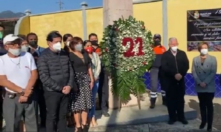 Con ceremonia y voces entrecortadas, recuerdan a los muertos del 5 de octubre en Teziutlán