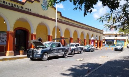 Rocían a mujer policía con ácido y destruyen cuatro patrullas en Altepexi