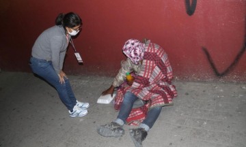 El personal del área de Desarrollo Social les brinda cobijas, ropa abrigadora y un refrigerio.