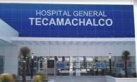 Médicos y enfermeras del Hospital General de Tecamachalco se aplican la vacuna