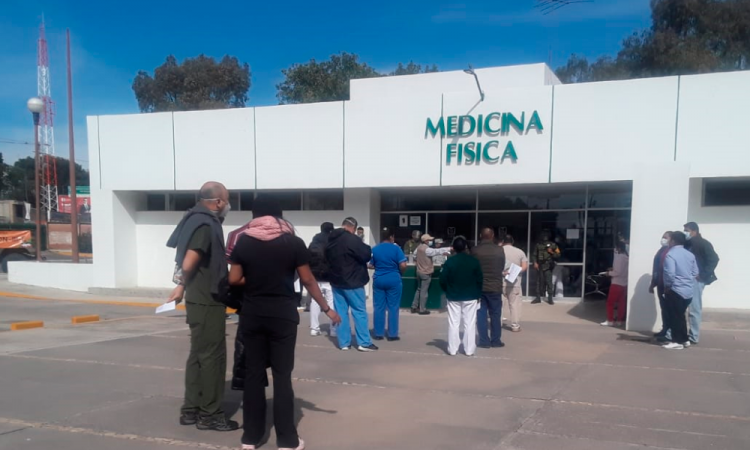 Vacunan a personal médico de tres nosocomios de Tehuacán 