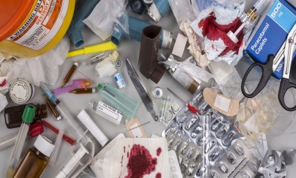 Tiran jeringas y muestras de sangre en Misiones de San Francisco