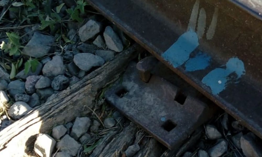 ¡Podría descarrilarse! Se roban partes de las vías del tren en Tehuacán 