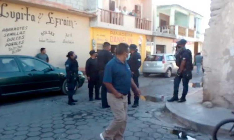 Enfrentamiento entre regidores y policías de Altepexi, consecuencia de despidos de parte del alcalde