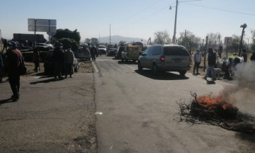 Acusan al tesorero de Calpan por solapar al comercio ambulante 