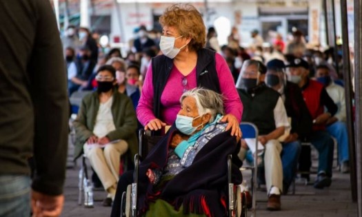 Con mariachi, así esperan vacunación antiCovid en Huejotzingo