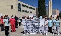 Trabajadores del IMSS Tehuacán protestan para exigir aplicación de vacuna antiCovid  