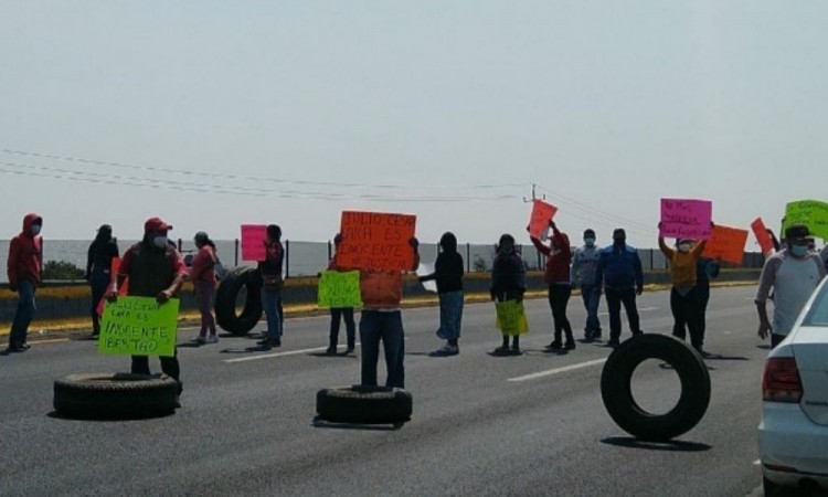 Habitantes de San Cristóbal bloquean autopista; exigen liberación de un vecino