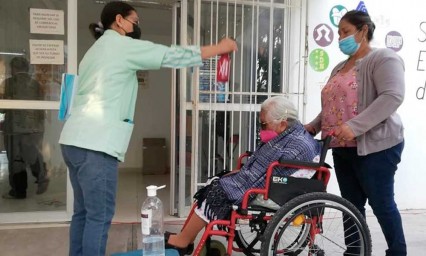 Abuelitos izucarenses reciben vacuna contra SARS-Cov-2