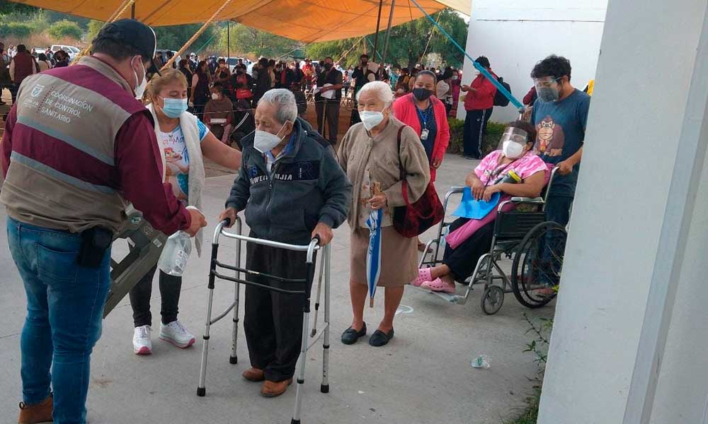 Con baja afluencia de personas, dio inicio vacunación en Tehuacán para adultos de 50 a 59 años