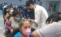 Aplican en Hospital de Tecomatlán vacunas contra COVID-19