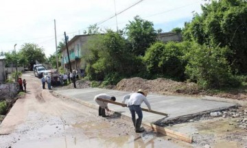 Entrega presidenta de Tecomatlán proyecto de obra en comunidad de Olomatlán