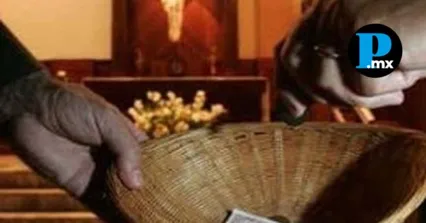 Un colaborador de la iglesia de Tehuac&aacute;n fue exhibido en video tras sustraer dinero de las limosnas. 