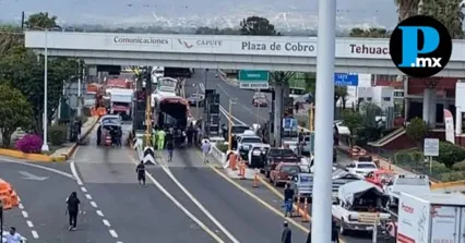 Unidades de carga pesada realizan un bloqueo parcial en la caseta de Tehuac&aacute;n sobre la autopista Cuacnopalan-Oaxaca en demanda de mayor seguridad.