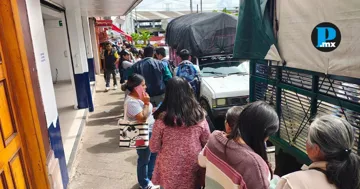 Pasajeros reportaron largas esperas en la terminal de Nuevo Necaxa ante la escasez de unidades con destino a Huauchinango.