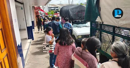 Pasajeros reportaron largas esperas en la terminal de Nuevo Necaxa ante la escasez de unidades con destino a Huauchinango.
