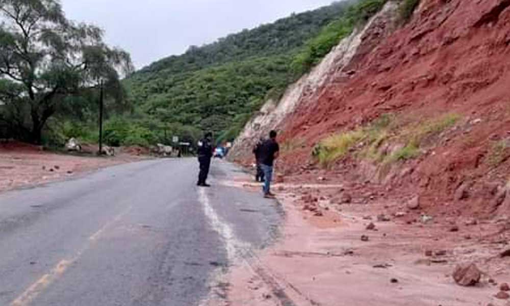 Se registran deslaves en carretera Chinantla-Tulcingo de Valle