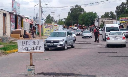 Hermanos tapan baches para sobrevivir en tiempos de Covid-19