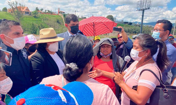 Zafarrancho en San Antonio Cacalotepec, pobladores se van contra Karina Pérez Popoca 