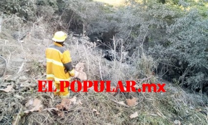 Muere chofer al volcar su cami&oacute;n hacia una barranca sobre la autopista M&eacute;xico-Tuxpan 132D