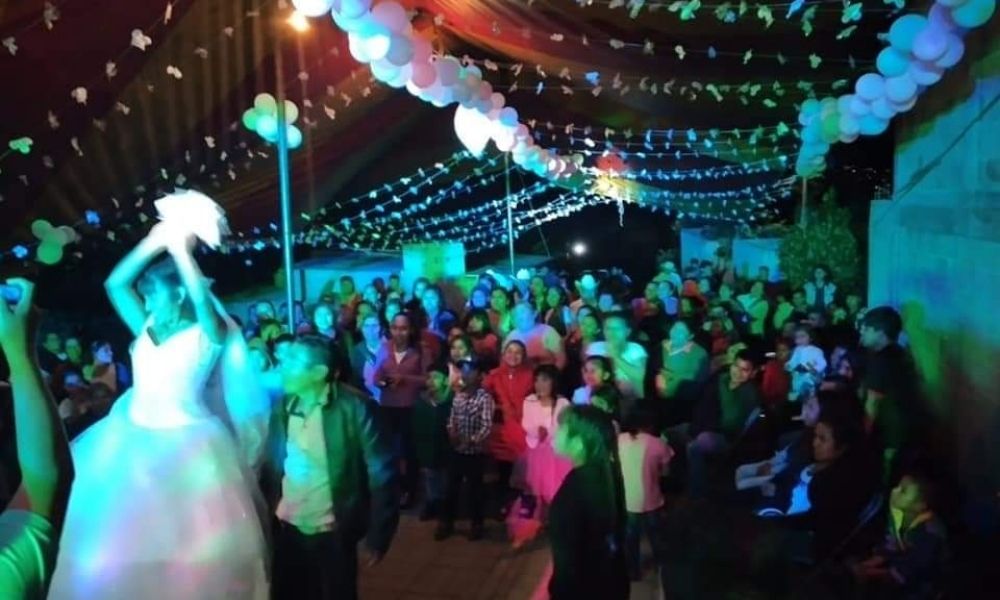 Realizan boda en Naupan pese a semáforo rojo en el estado de Puebla