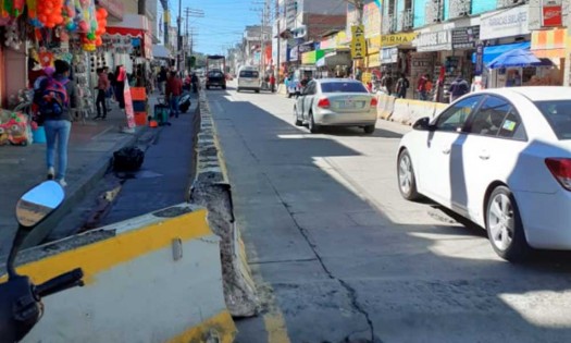 Instalan barreras para evitar que ambulantes se instalen en Texmelucan