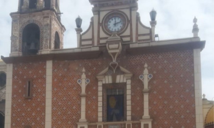 Fieles rezan desde afuera en la parroquia de San Martín