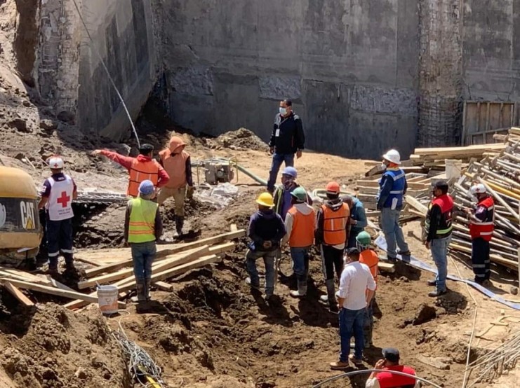 Derrumbe en obra deja a dos trabajadores muertos y cuatro sepultados en Texmelucan